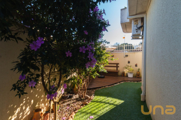 SOBRADO COM 4 QUARTOS - ÁREA TOTAL 184,52m² - MERCÊS - REF 607