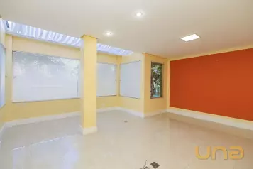 Casa em Condomínio de 4q. em Campo  Comprido