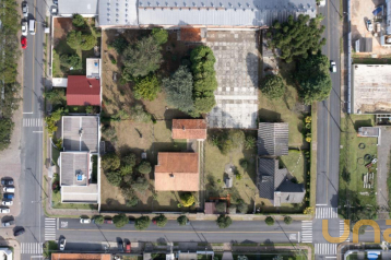 Casa com um amplo terreno à venda no Ouro Verde