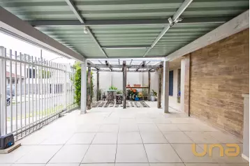 Casa com espaço gourmet no Orleans.