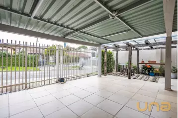 Casa com espaço gourmet no Orleans.