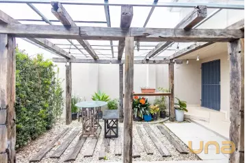 Casa com espaço gourmet no Orleans.