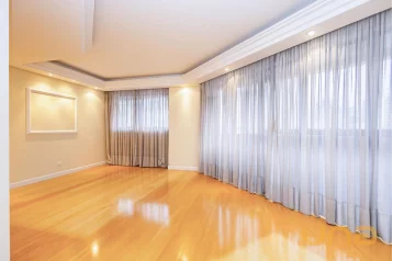 Amplo apartamento para locação no Juvevê