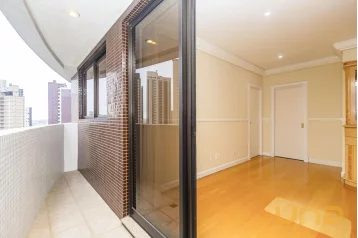 Amplo apartamento para locação no Juvevê