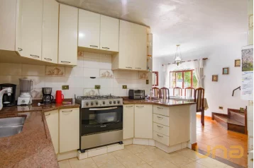 Casa com 4 dormitórios à venda, 202 m² por R$ 850.000,00 - Cen