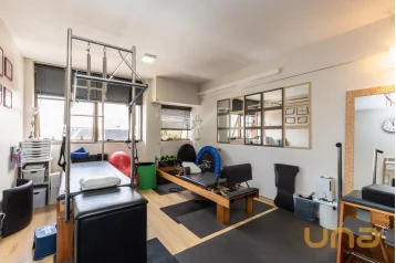 CONJUNTO COMERCIAL - ÁREA TOTAL DE 46,66m² - ÁGUA VERDE - REF 