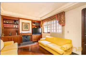 Casa 05 dormitorios no Hugo Lange