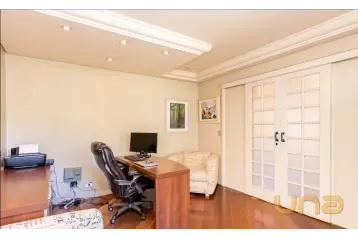 Casa 05 dormitorios no Hugo Lange